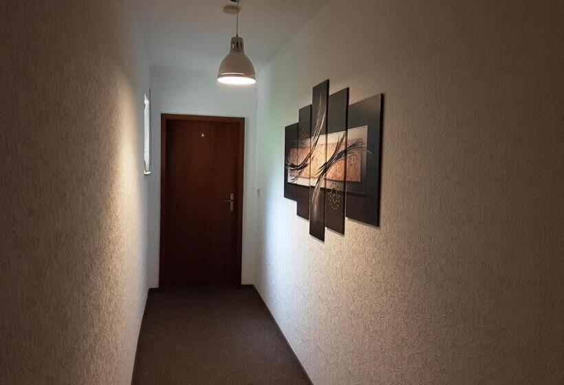 Quarto Triplo Estandar com Sacada, Gasthof Zur Krone