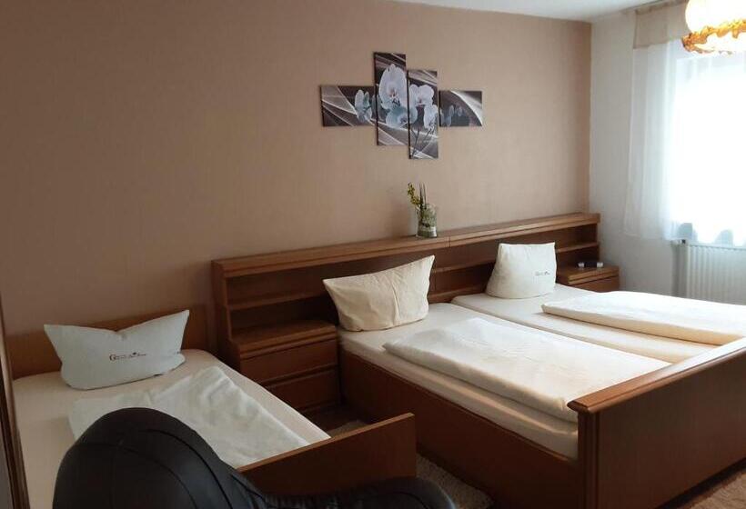 Quarto Triplo Estandar com Sacada, Gasthof Zur Krone