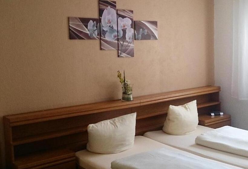 Quarto Triplo Estandar com Sacada, Gasthof Zur Krone