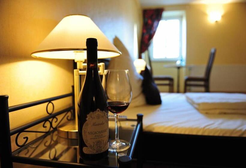 غرفة قياسية ثلاثية, Hirsch Garni