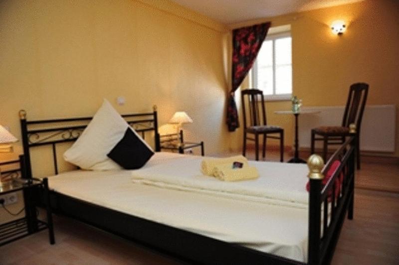 غرفة قياسية ثلاثية, Hirsch Garni