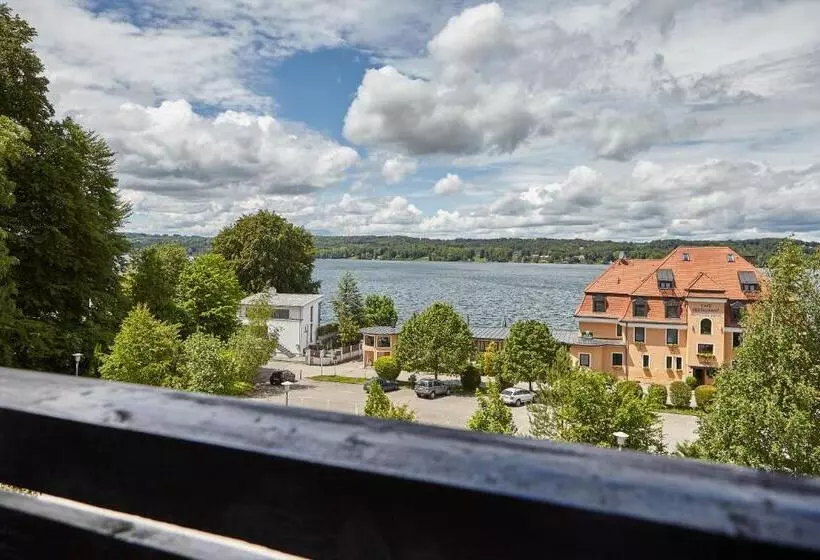اتاق استاندارد با چشم‌انداز دریاچه, Schloss Berg