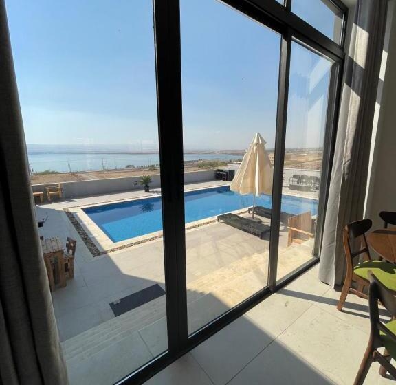 کلبه ییلاقی, Follow Sea Villa