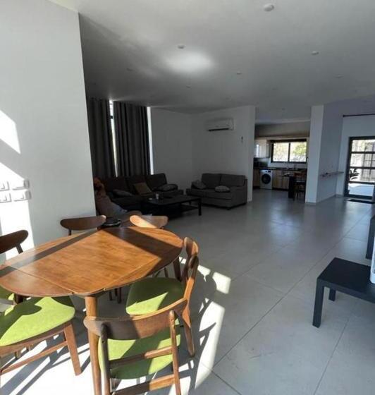 کلبه ییلاقی, Follow Sea Villa