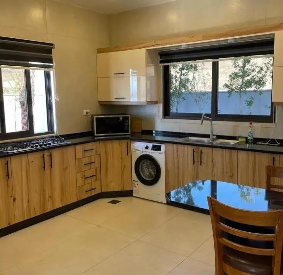 کلبه ییلاقی, Follow Sea Villa