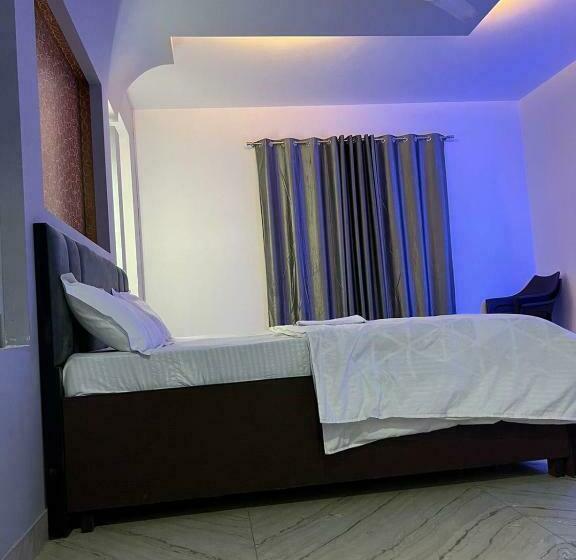 חדר דלוקס לשלושה, The Majestic Residency