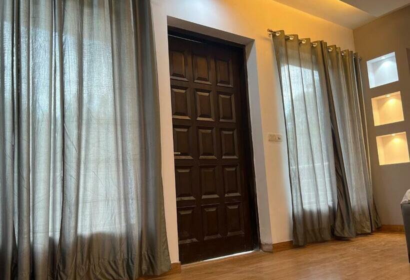 חדר דלוקס לשלושה, The Majestic Residency