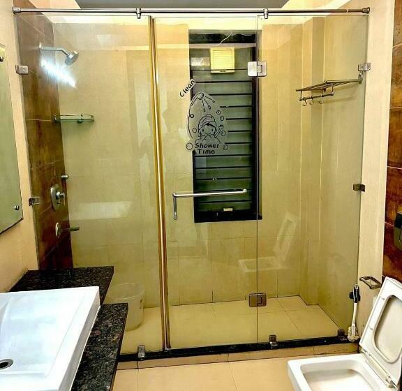 חדר דלוקס לשלושה, The Majestic Residency