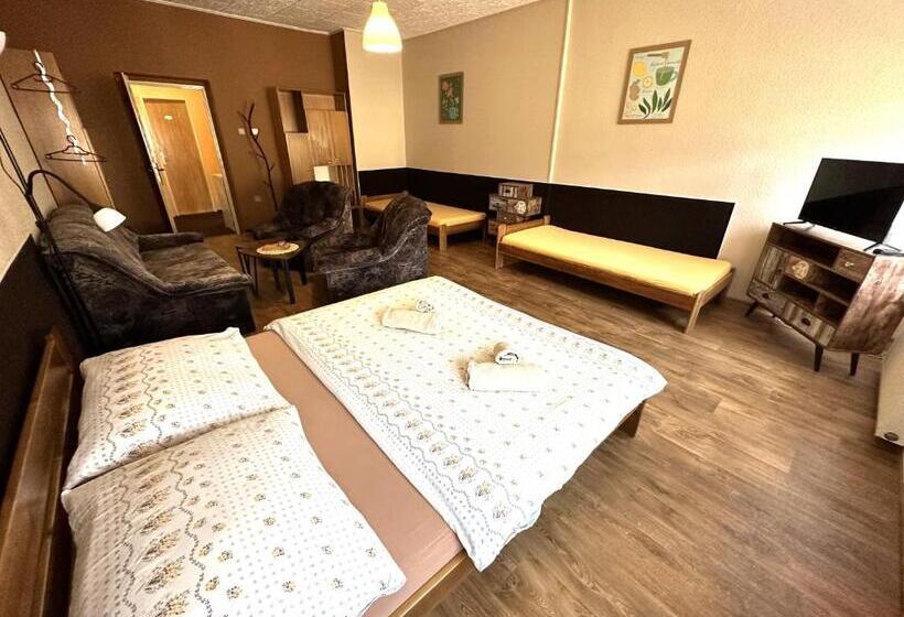 Familie Studio, Na Statku Babiččino údolí