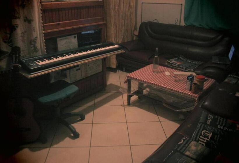 اتاق استاندارد با بالکن, Aliens Home