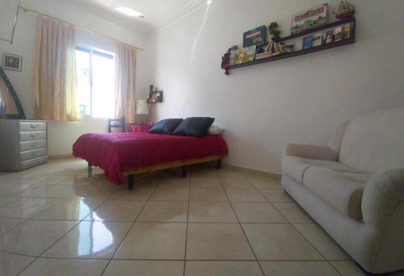 Habitació Estàndard, Aliens Home