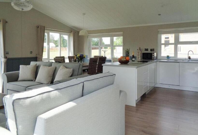 Дом 3 Спальни, Otters Mead Boutique Lodges