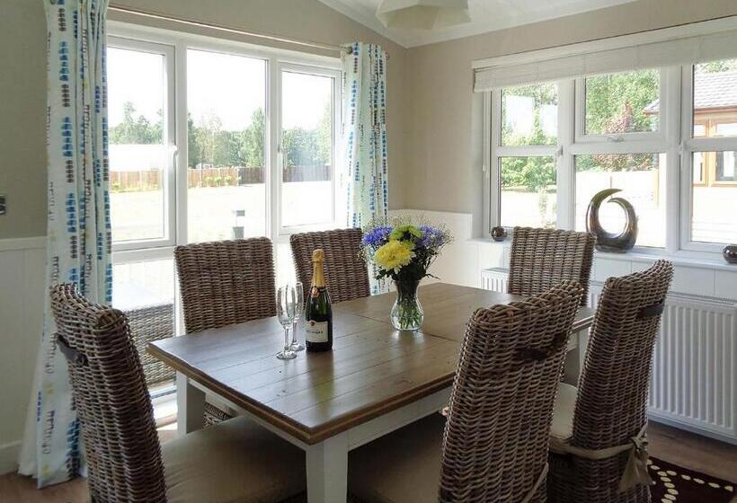 Дом 3 Спальни, Otters Mead Boutique Lodges