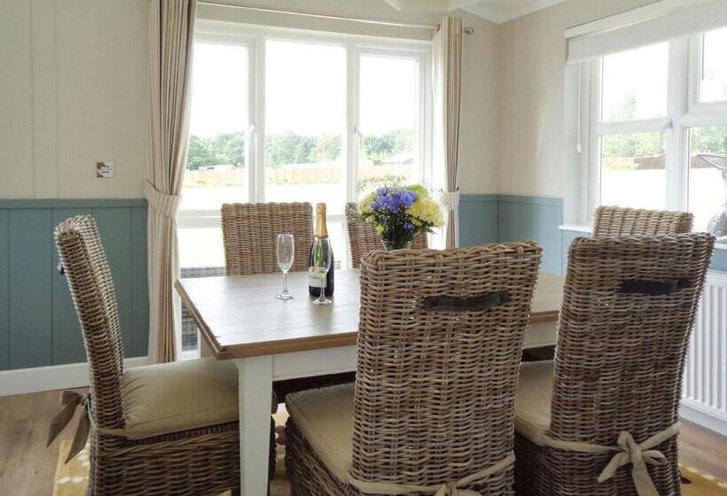 Дом 3 Спальни, Otters Mead Boutique Lodges