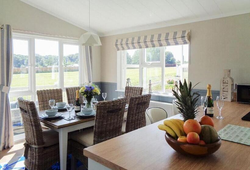 Дом 3 Спальни, Otters Mead Boutique Lodges