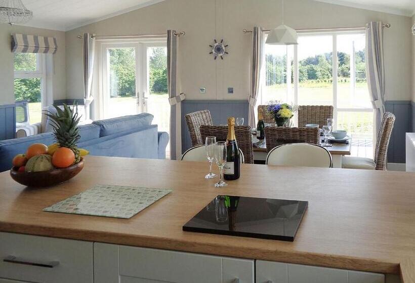 Дом 3 Спальни, Otters Mead Boutique Lodges