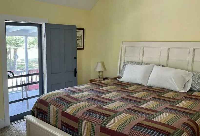 キングサイズベッドのスタンダードルーム, Ozark Country Inn