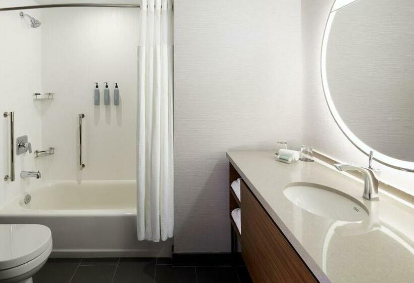 キングサイズベッドのスタンダードルーム, Courtyard By Marriott Montreal Midtown