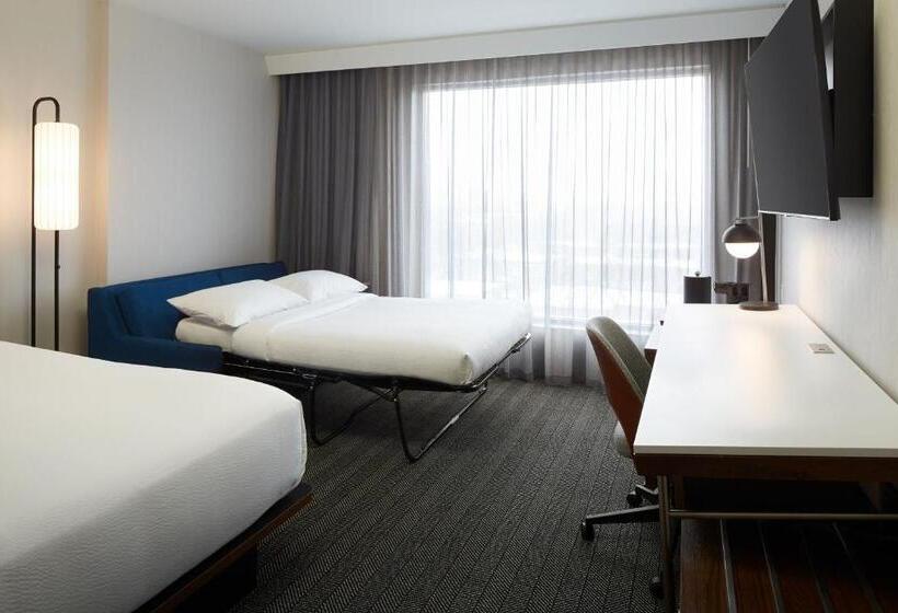 חדר סטנדרט עם מיטת קינג, Courtyard By Marriott Montreal Midtown