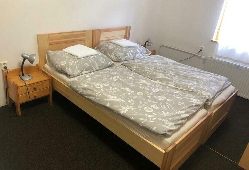 غرفة قياسية رباعية, Penzion štvanice