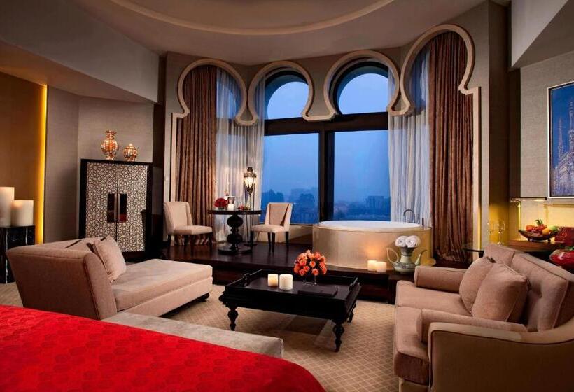 מיטת קינג בסוויטה, Sheraton Qingyuan Lion Lake Resort