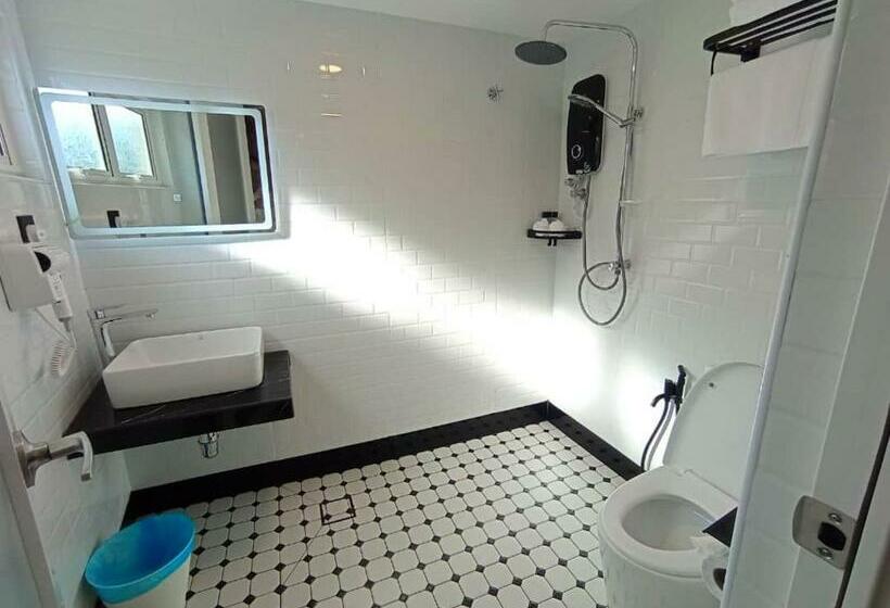 اتاق لوکس خانوادگی, Dê Moccis Boutique