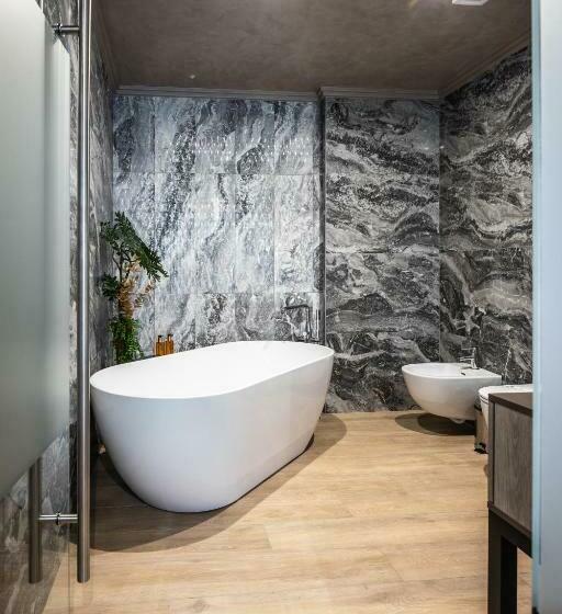 سوییت لوکس, Europa