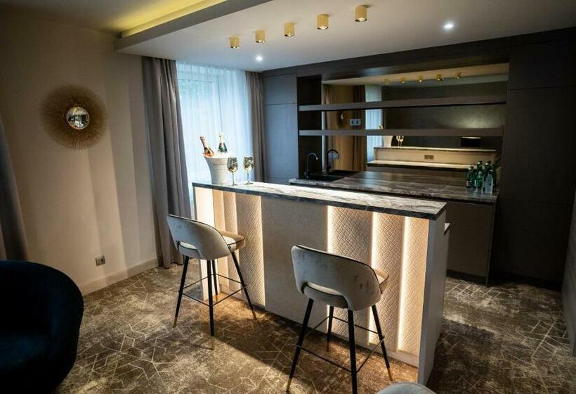 سوییت لوکس, Europa