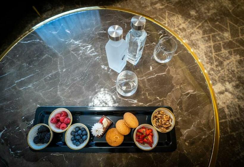 سوییت لوکس, Europa