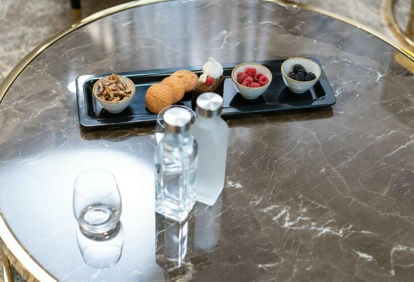 سوییت لوکس, Europa