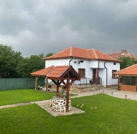 Villa 1 Makuuhuone Puutarhanäkymä, крушунски кът тея