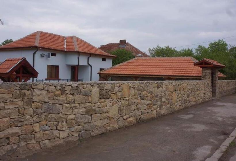 带花园景观和一个卧室的别墅, крушунски кът тея