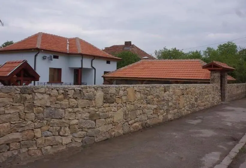 Villa 1 Makuuhuone Puutarhanäkymä, крушунски кът тея