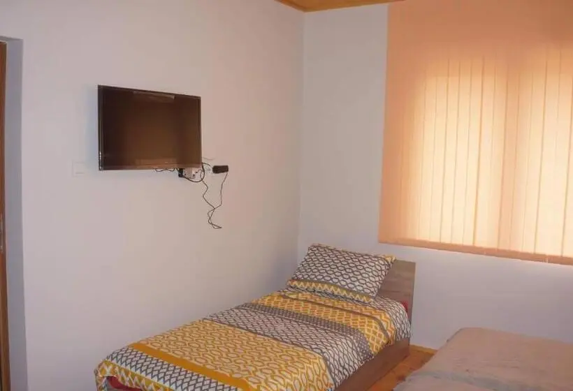 Villa 1 Makuuhuone Puutarhanäkymä, крушунски кът тея