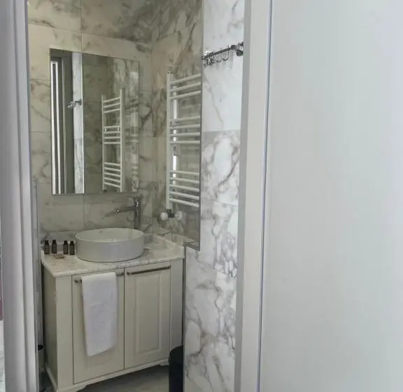اتاق لوکس با بالکن و چشم‌انداز دریا, Green Rock Hotel Boutique