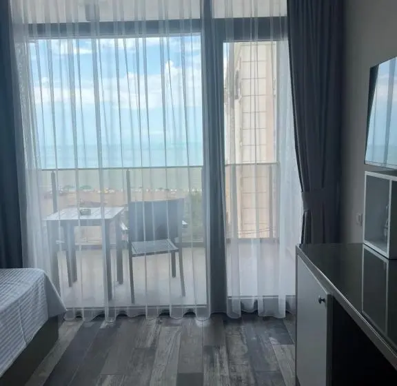اتاق لوکس با بالکن و چشم‌انداز دریا, Green Rock Hotel Boutique