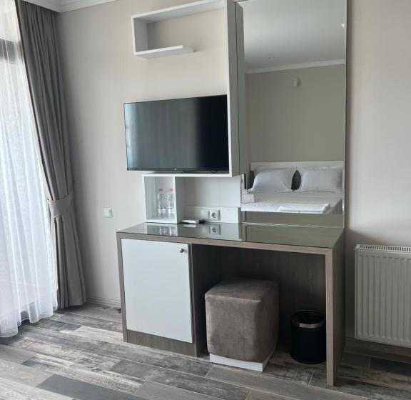 اتاق لوکس با بالکن و چشم‌انداز دریا, Green Rock Hotel Boutique