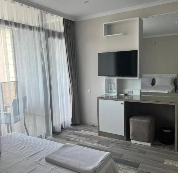 اتاق لوکس با بالکن و چشم‌انداز دریا, Green Rock Hotel Boutique