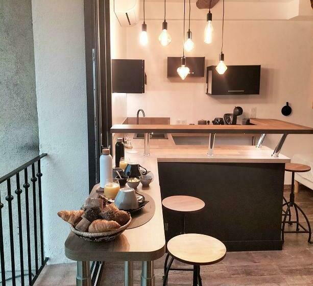 غرفة قياسية رباعية, L Essens