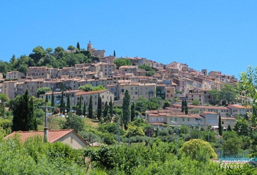 غرفة قياسية رباعية, L Essens