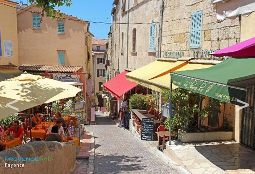 غرفة قياسية رباعية, L Essens