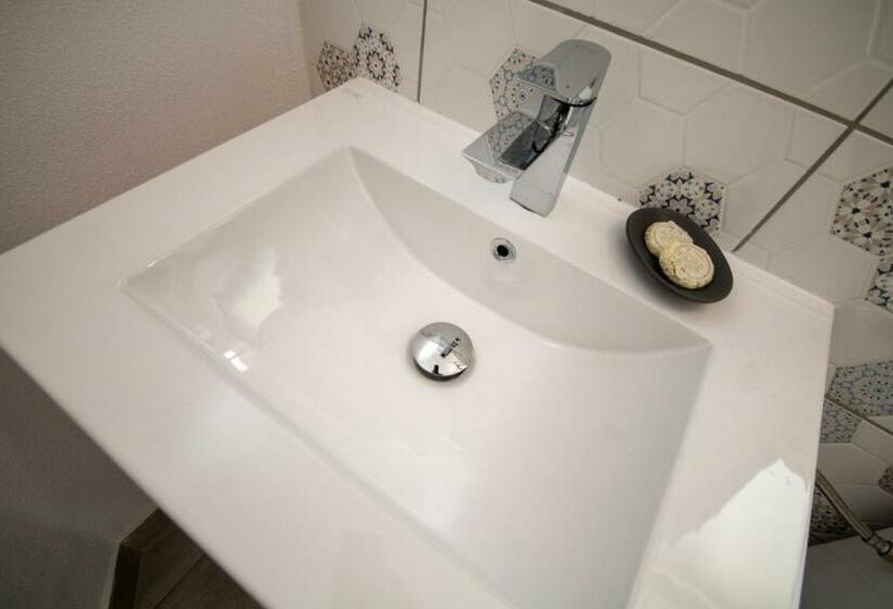 اتاق استاندارد با چشمانداز دریاچه, Pensiunea Ionelia