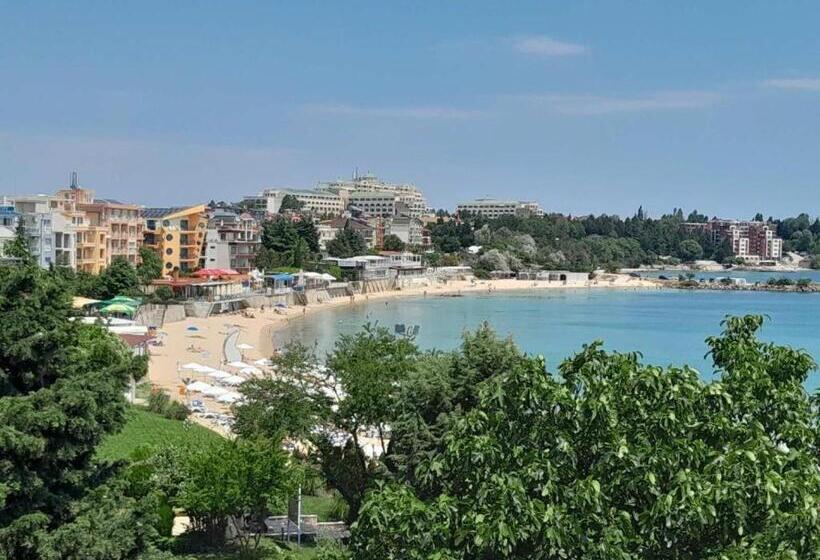 Huoneisto 2 Makuuhuonetta, аурелия бей