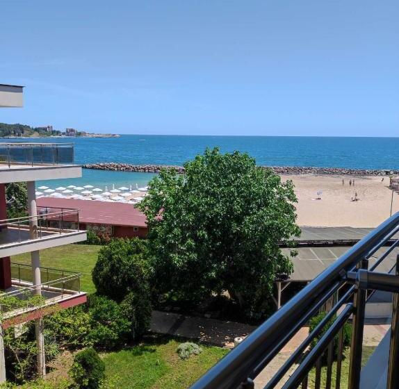 Deluxe Kolmen Hengen Huone Merinäkymä, аурелия бей