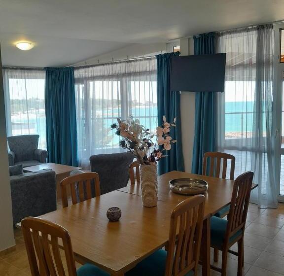 Huoneisto 2 Makuuhuonetta, аурелия бей