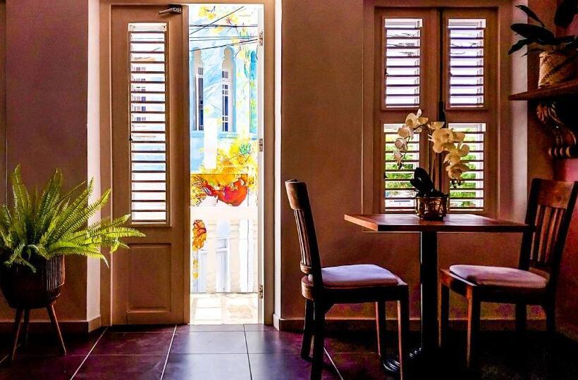 اتاق لوکس با تخت بزرگ, Atelier Skalo Boutique