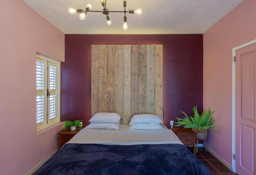 اتاق لوکس با تخت بزرگ, Atelier Skalo Boutique