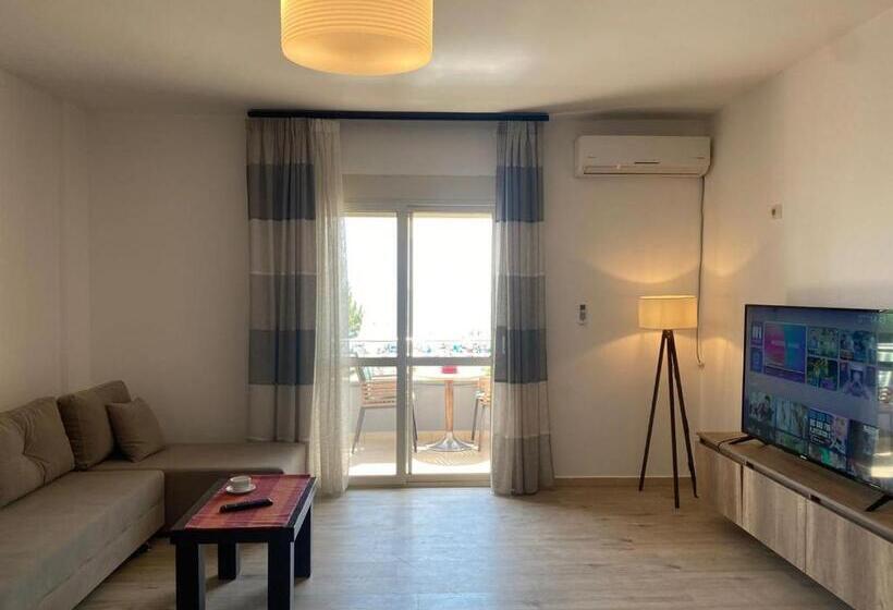 דירת חדר נוף לים, Rumar