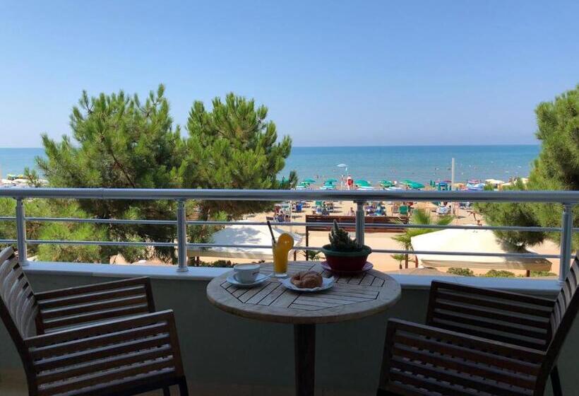 דירת חדר נוף לים, Rumar