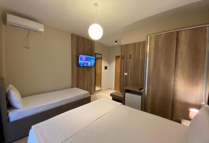 חדר סטנדרט לשלושה, Rumar